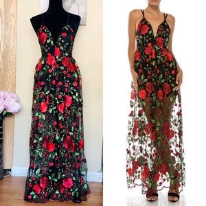 ✨Beautiful✨ New!! Floral Embroidered Dress